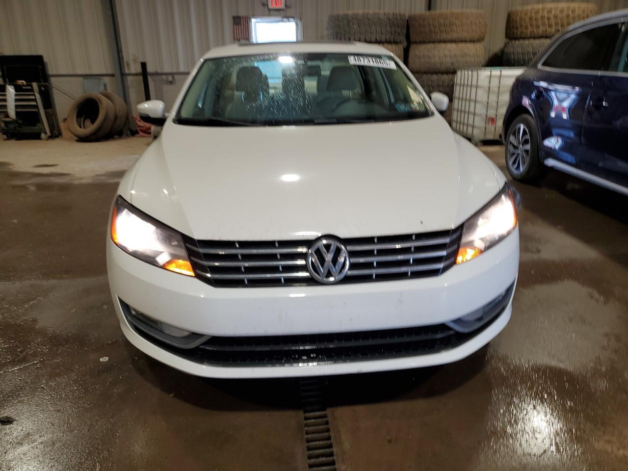 2014 VOLKSWAGEN Passat