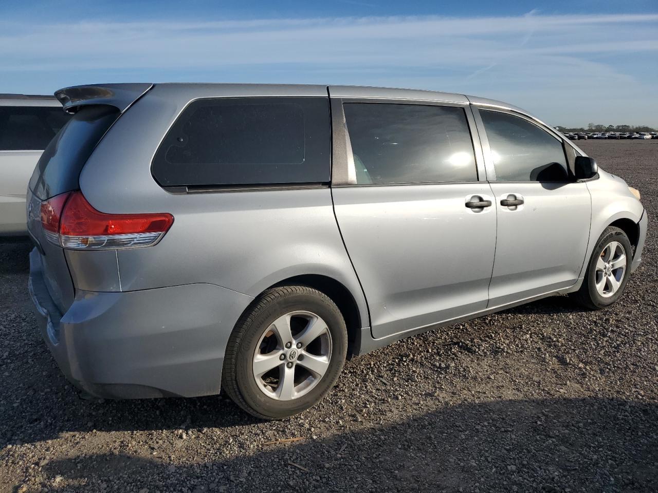 2011 TOYOTA SIENNA
