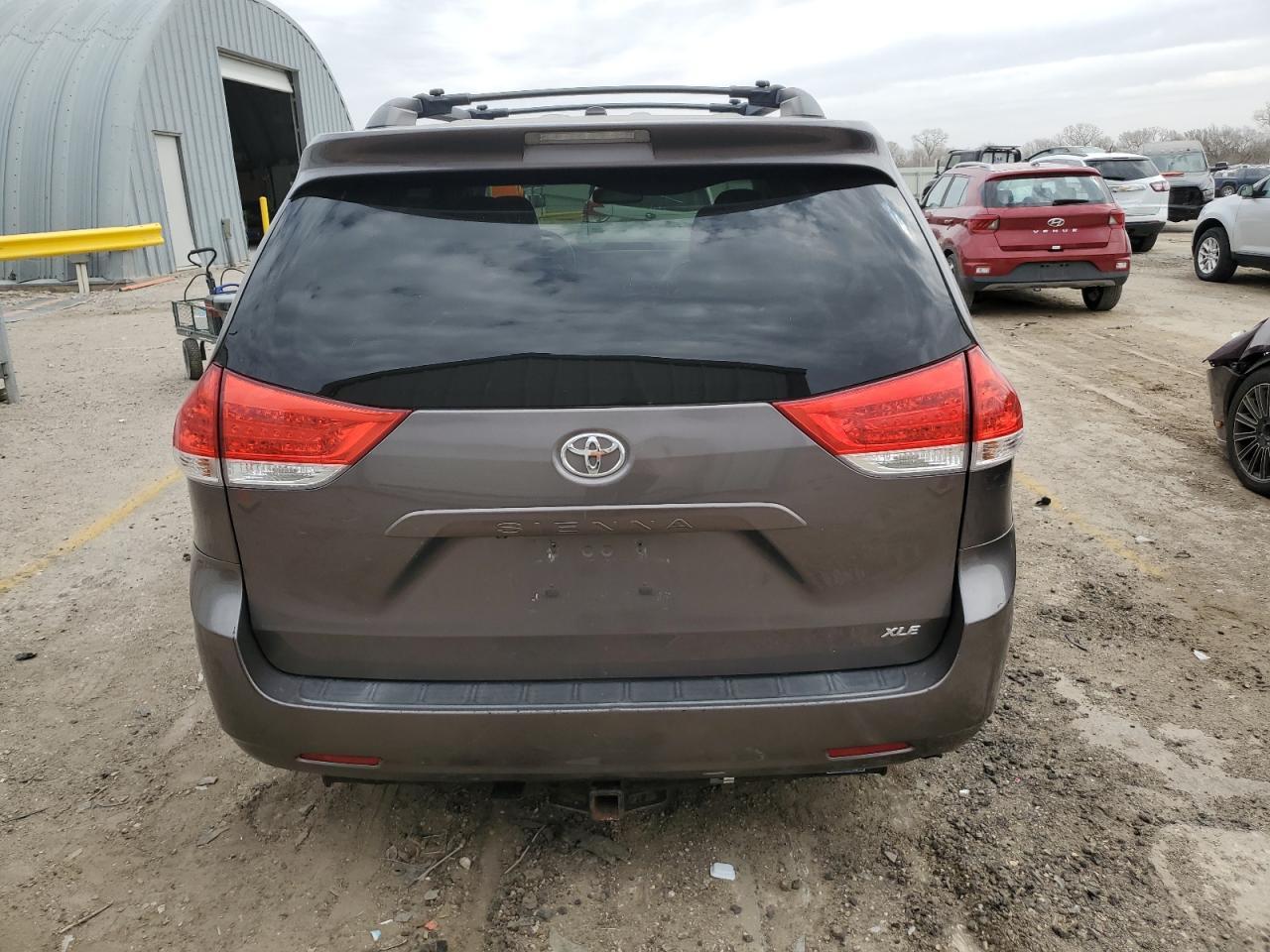 2011 TOYOTA SIENNA