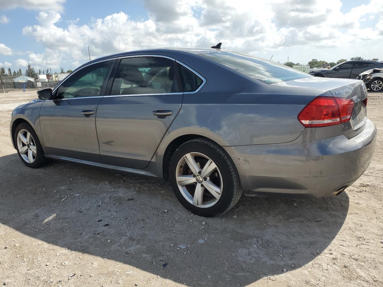 2012 VOLKSWAGEN Passat