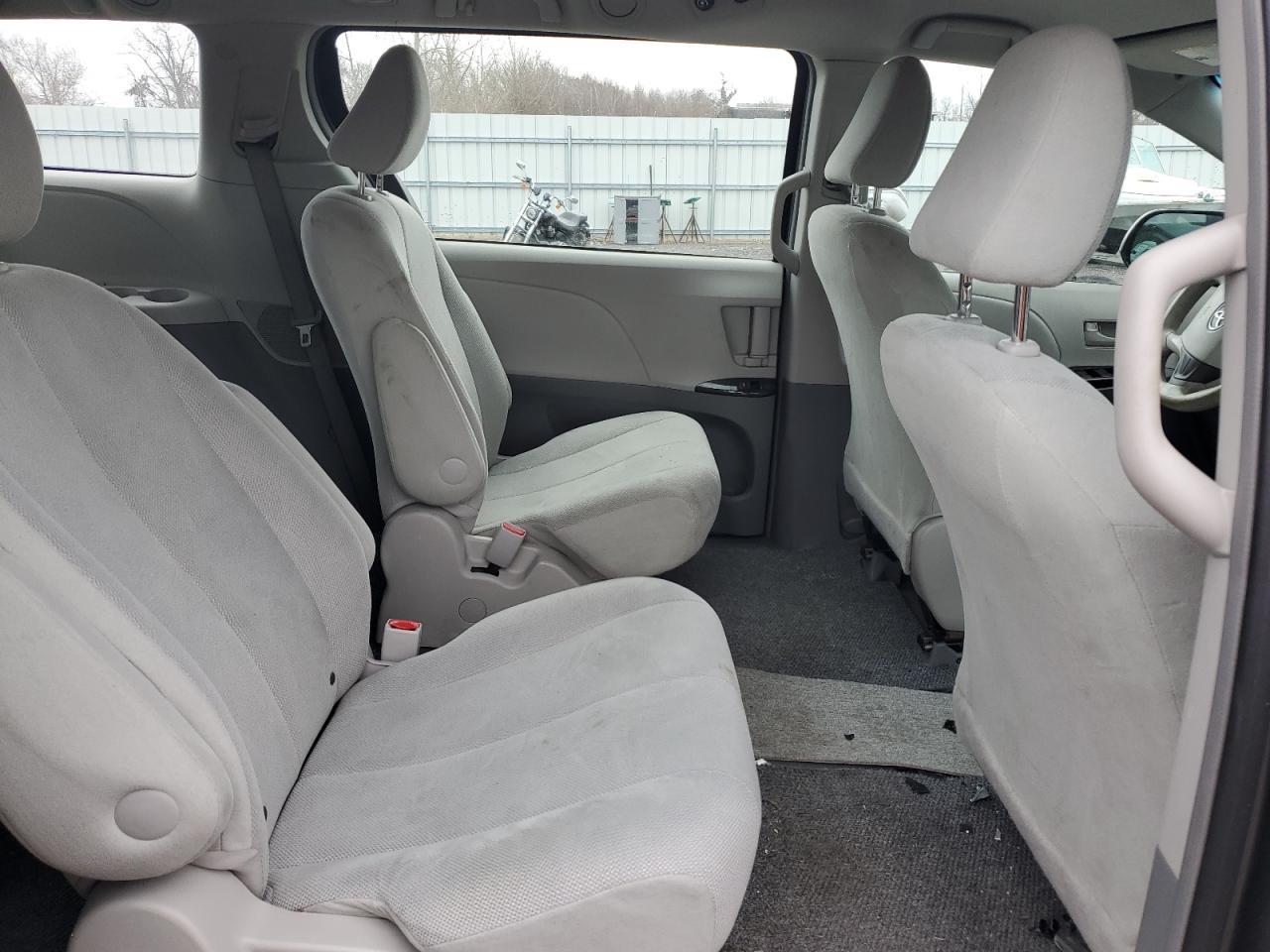 2011 TOYOTA SIENNA