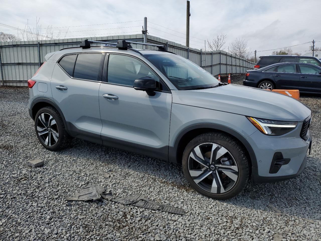 2024 VOLVO XC40