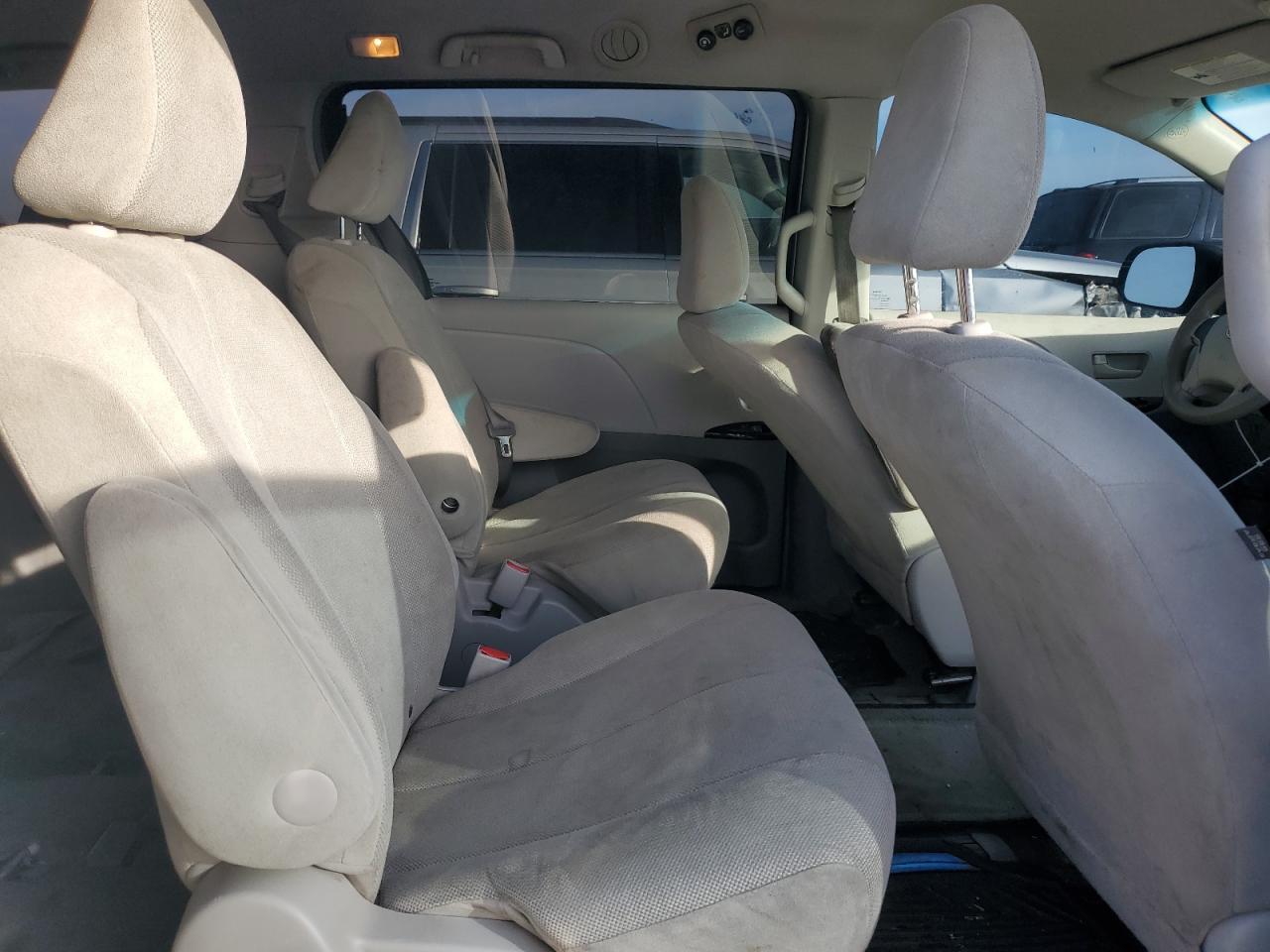 2011 TOYOTA SIENNA