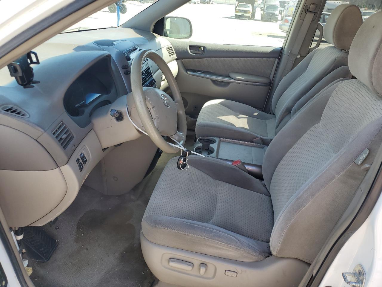 2010 TOYOTA SIENNA