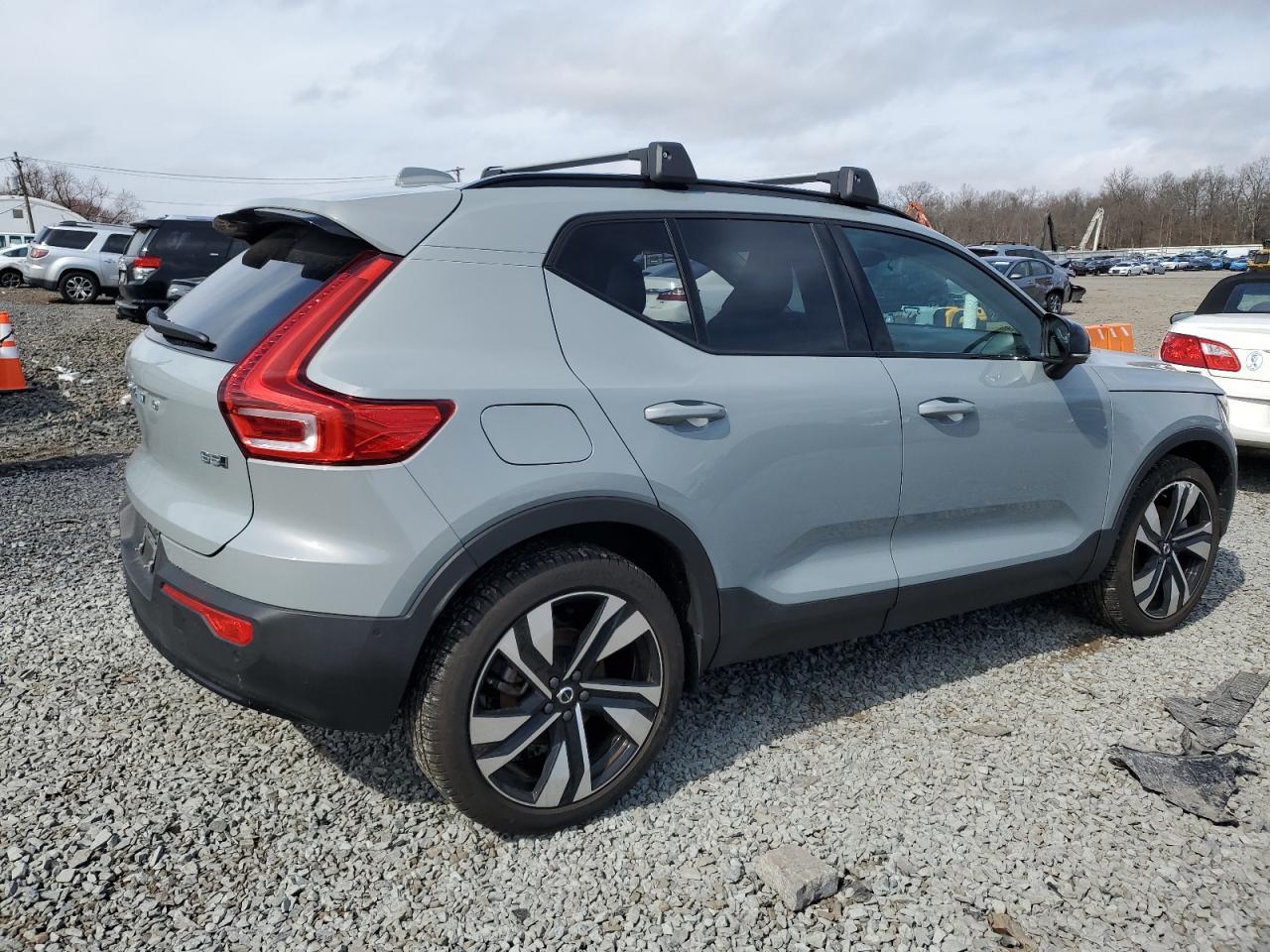 2024 VOLVO XC40