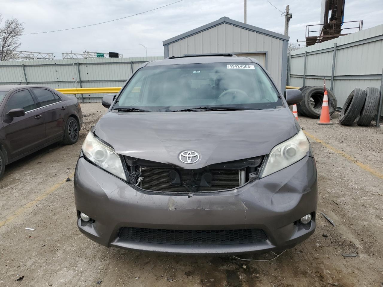 2011 TOYOTA SIENNA