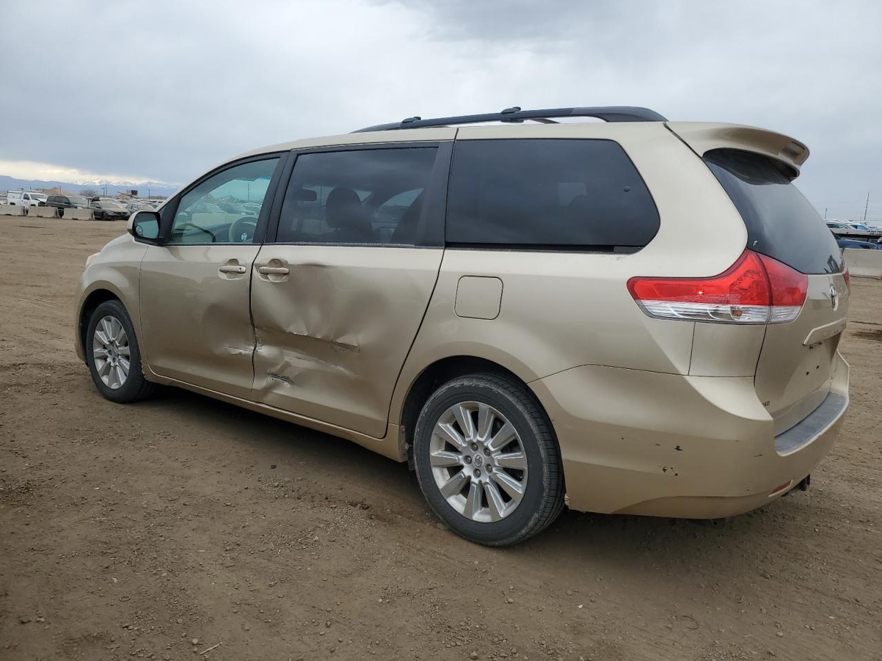 2011 TOYOTA SIENNA