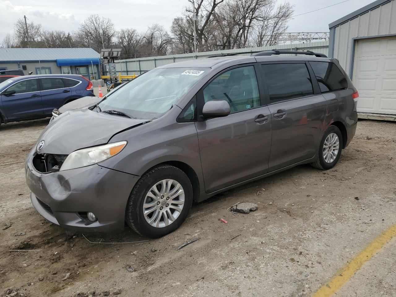 2011 TOYOTA SIENNA