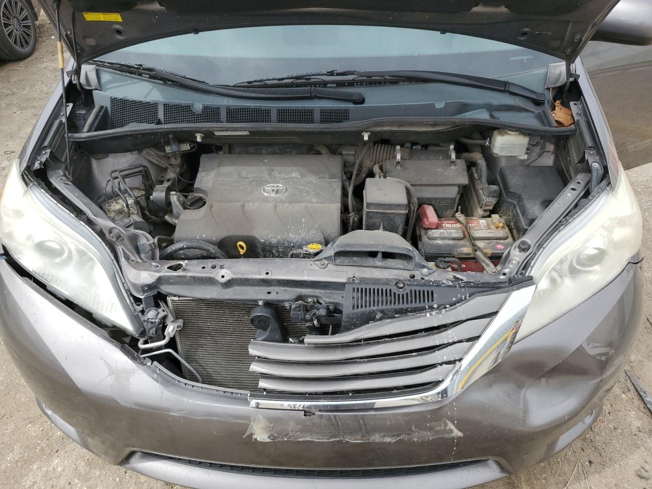 2011 TOYOTA SIENNA