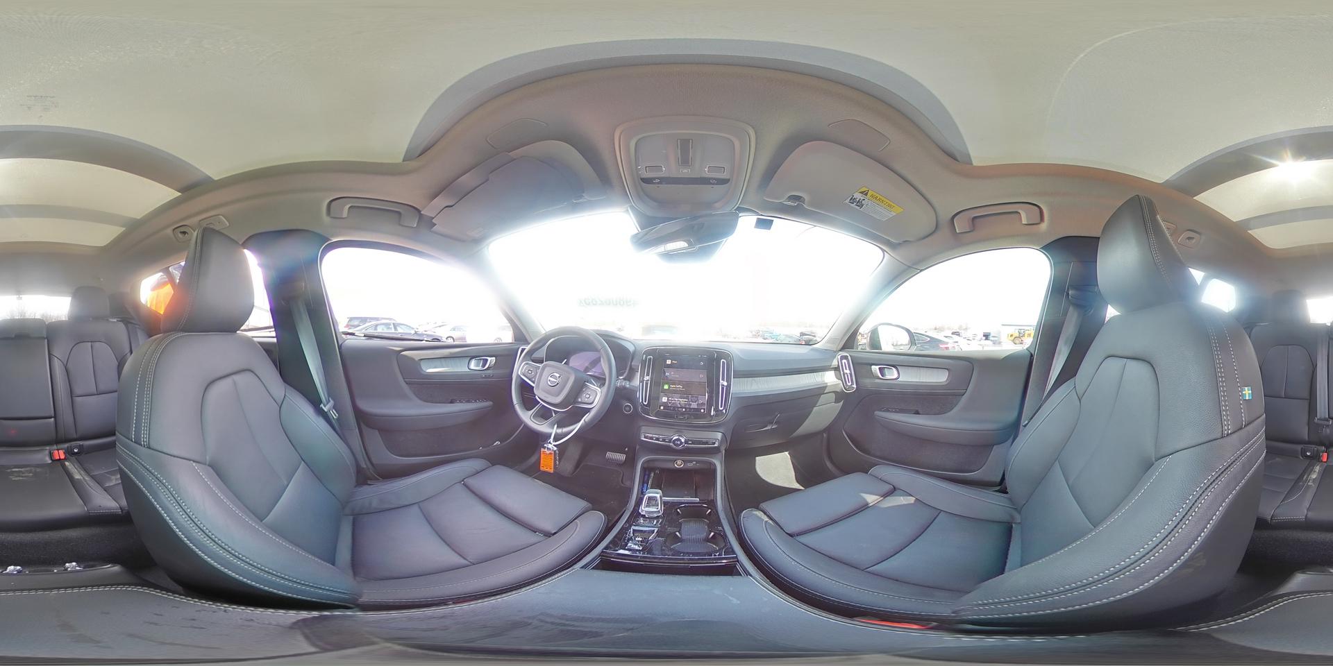 2024 VOLVO XC40