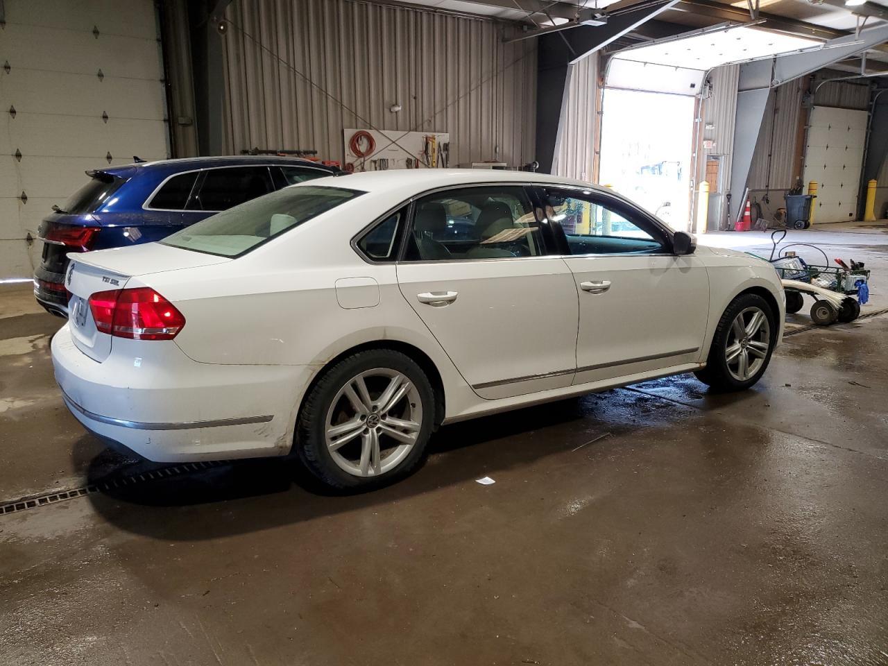 2014 VOLKSWAGEN Passat