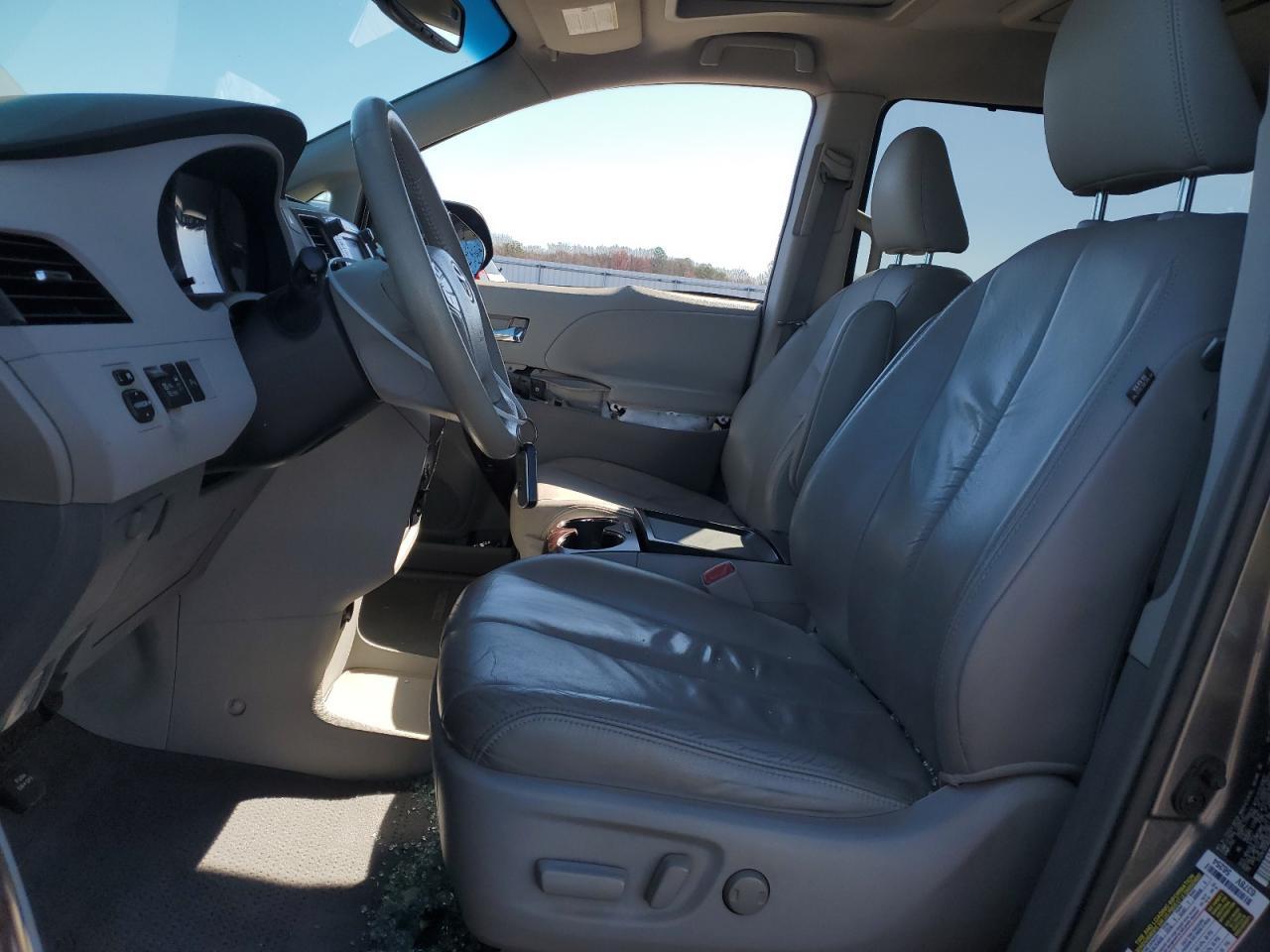 2011 TOYOTA SIENNA