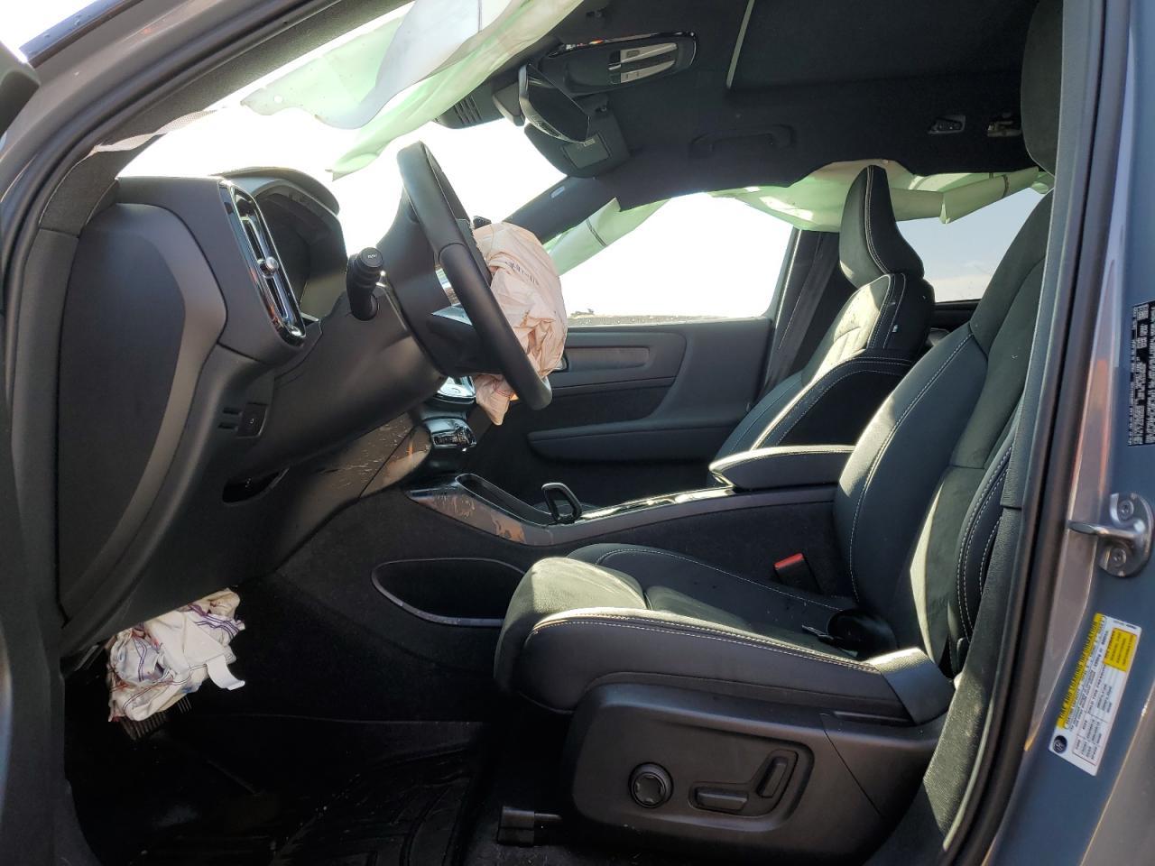 2023 VOLVO XC40