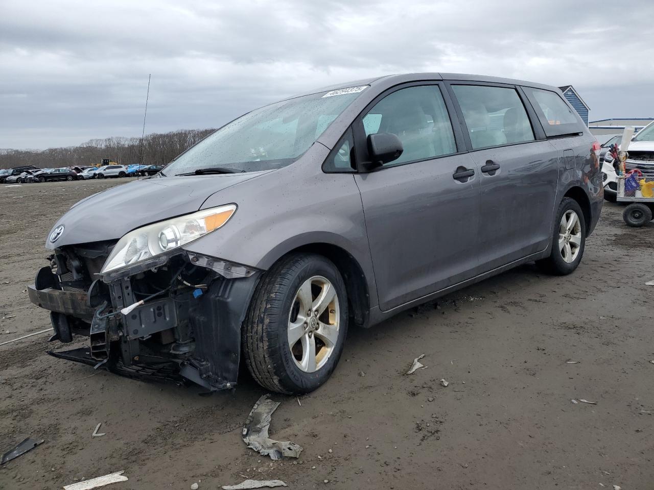 2011 TOYOTA SIENNA