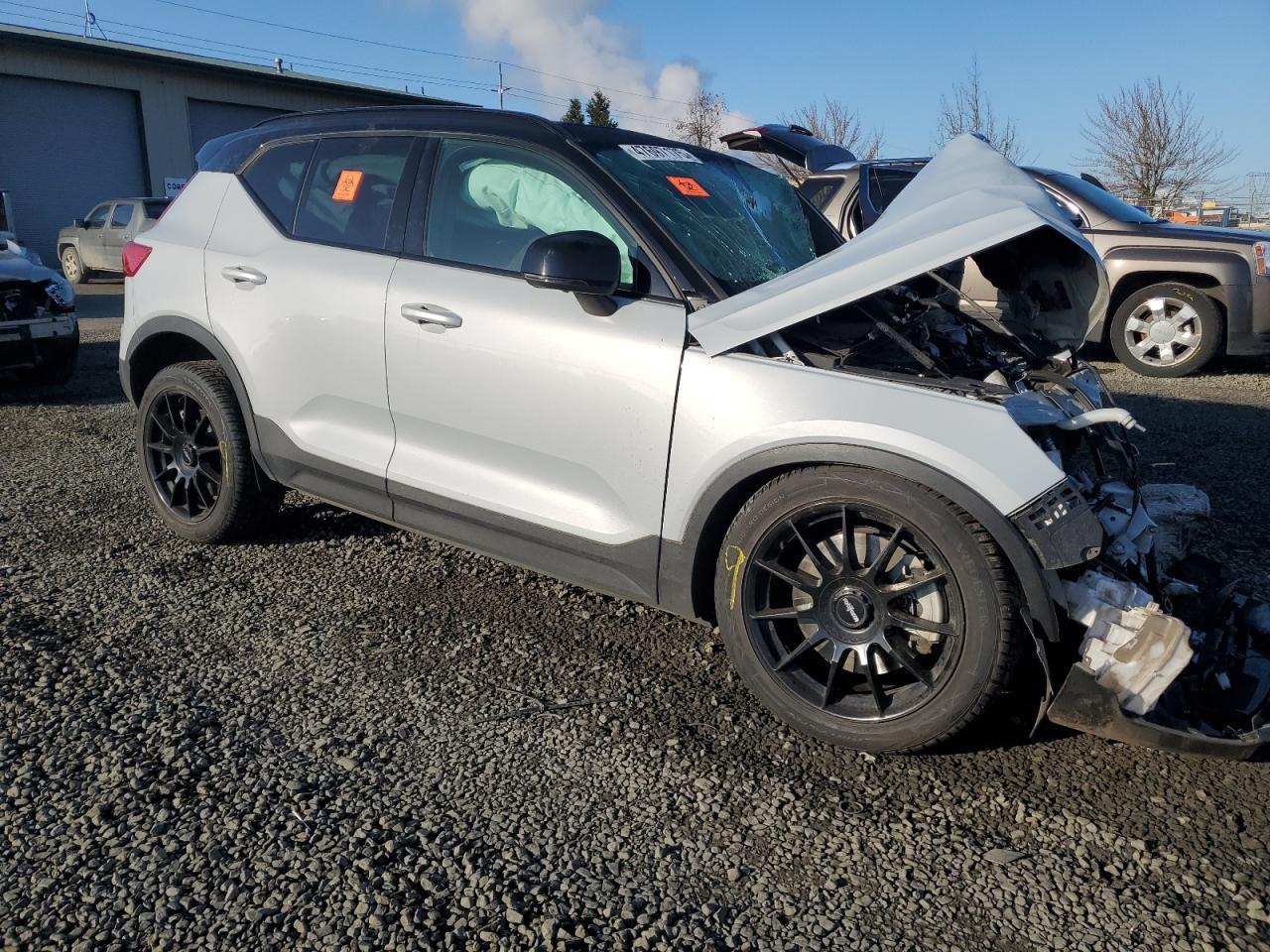 2021 VOLVO XC40