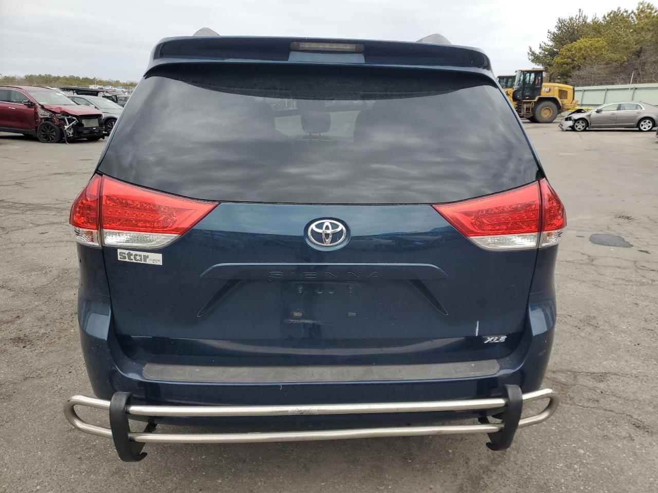 2011 TOYOTA SIENNA
