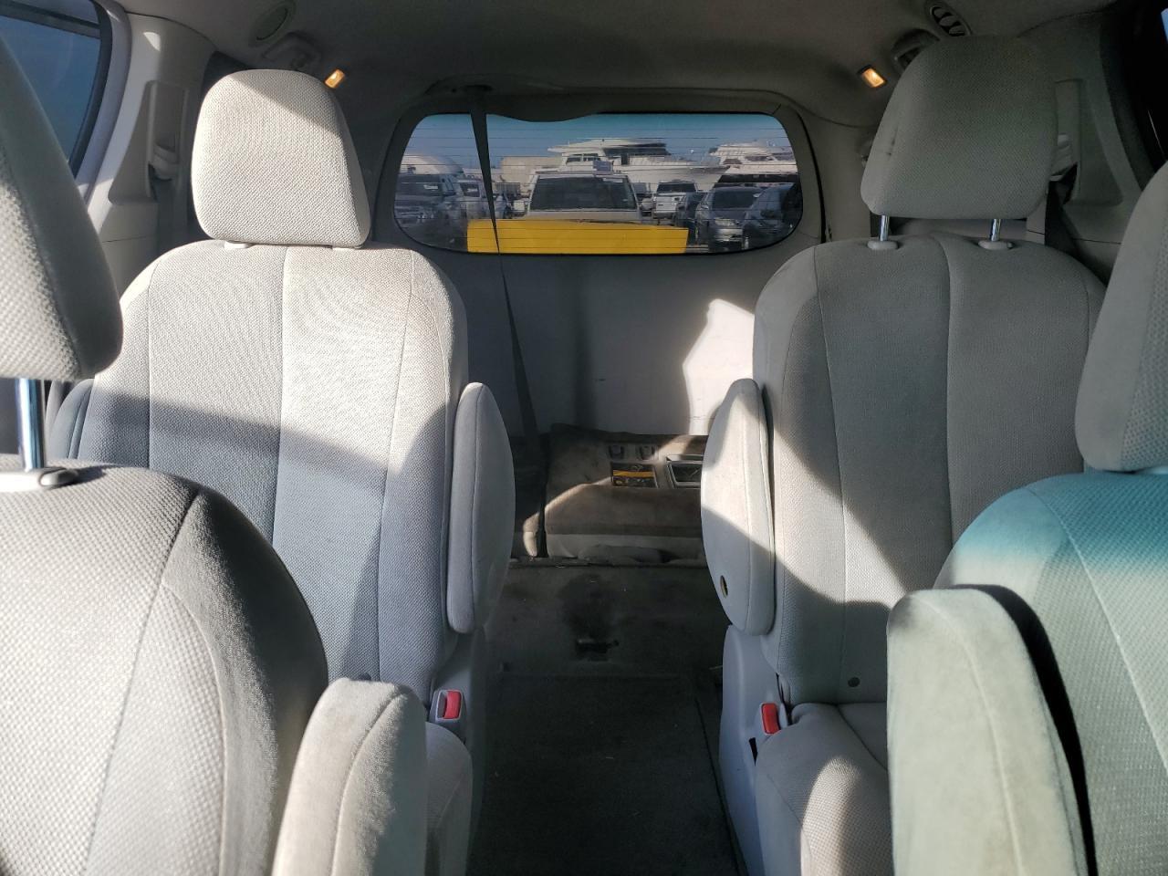 2011 TOYOTA SIENNA