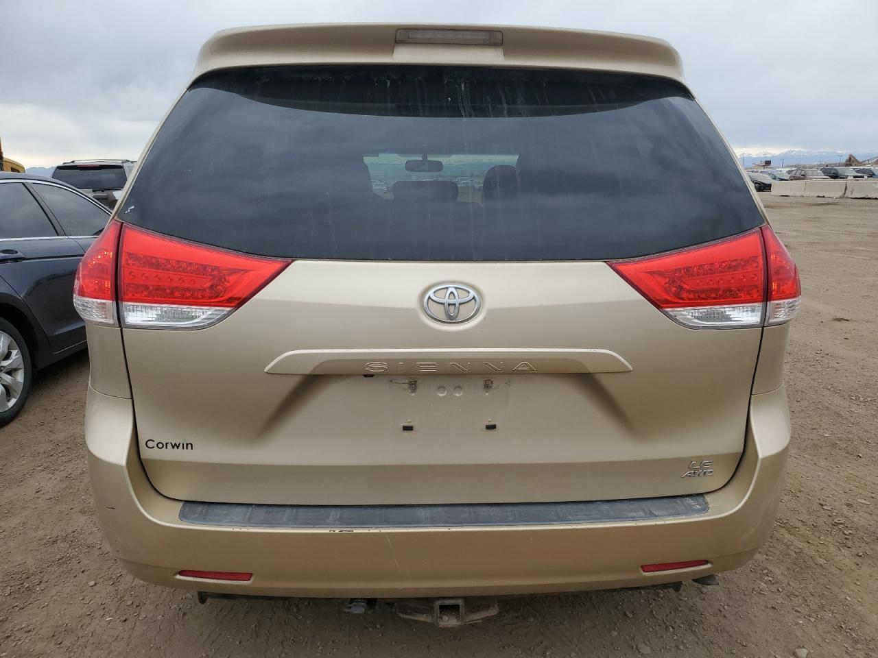 2011 TOYOTA SIENNA