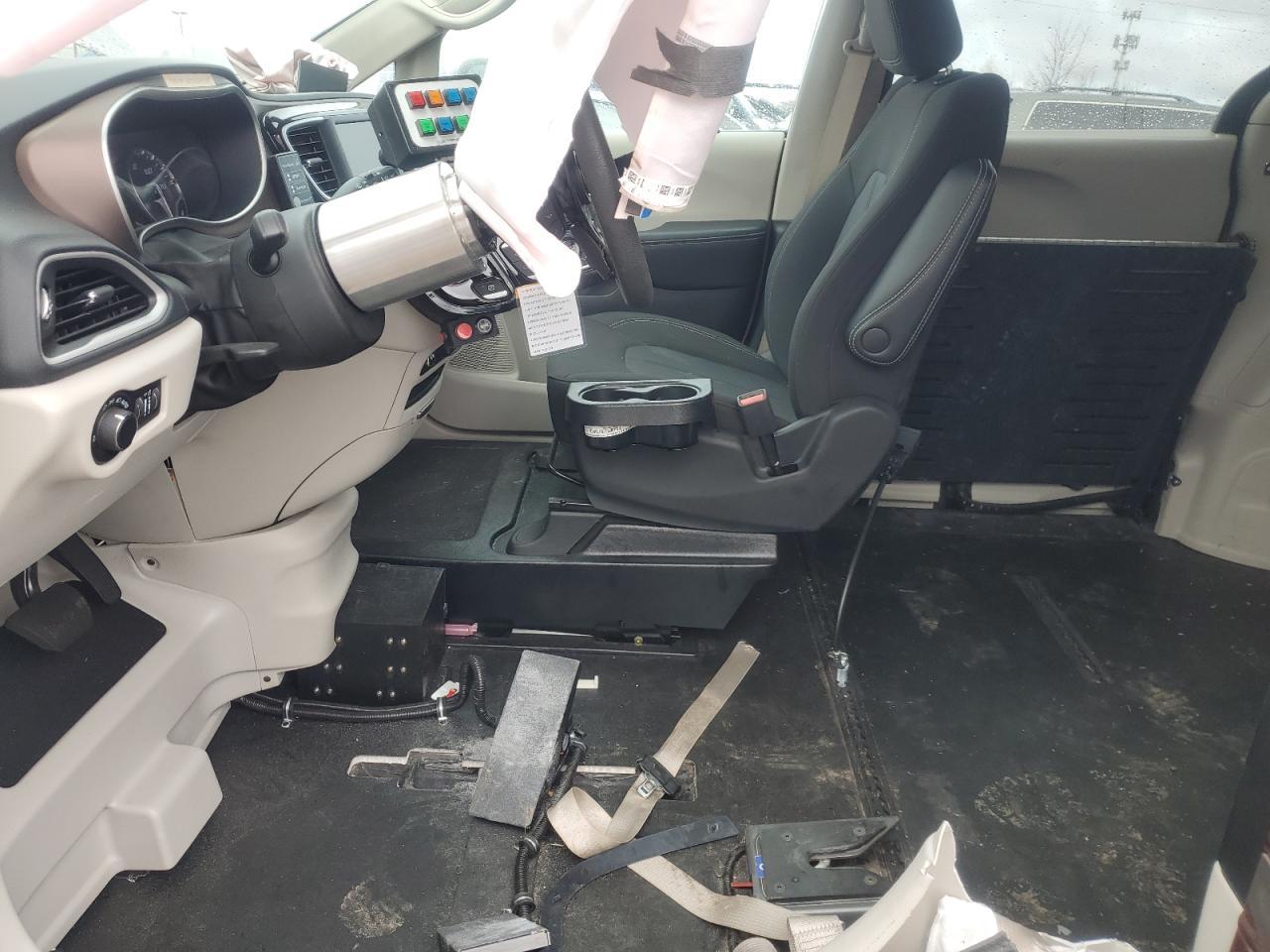 2023 CHRYSLER Voyager