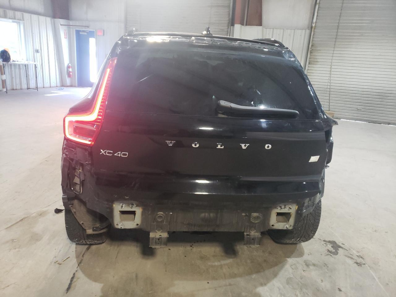 2021 VOLVO XC40