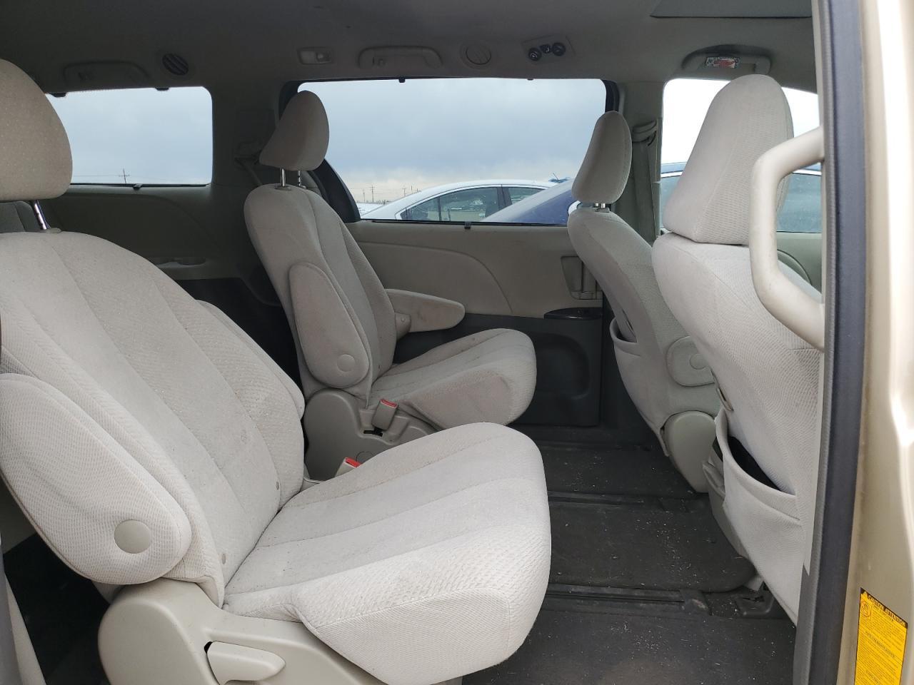 2011 TOYOTA SIENNA