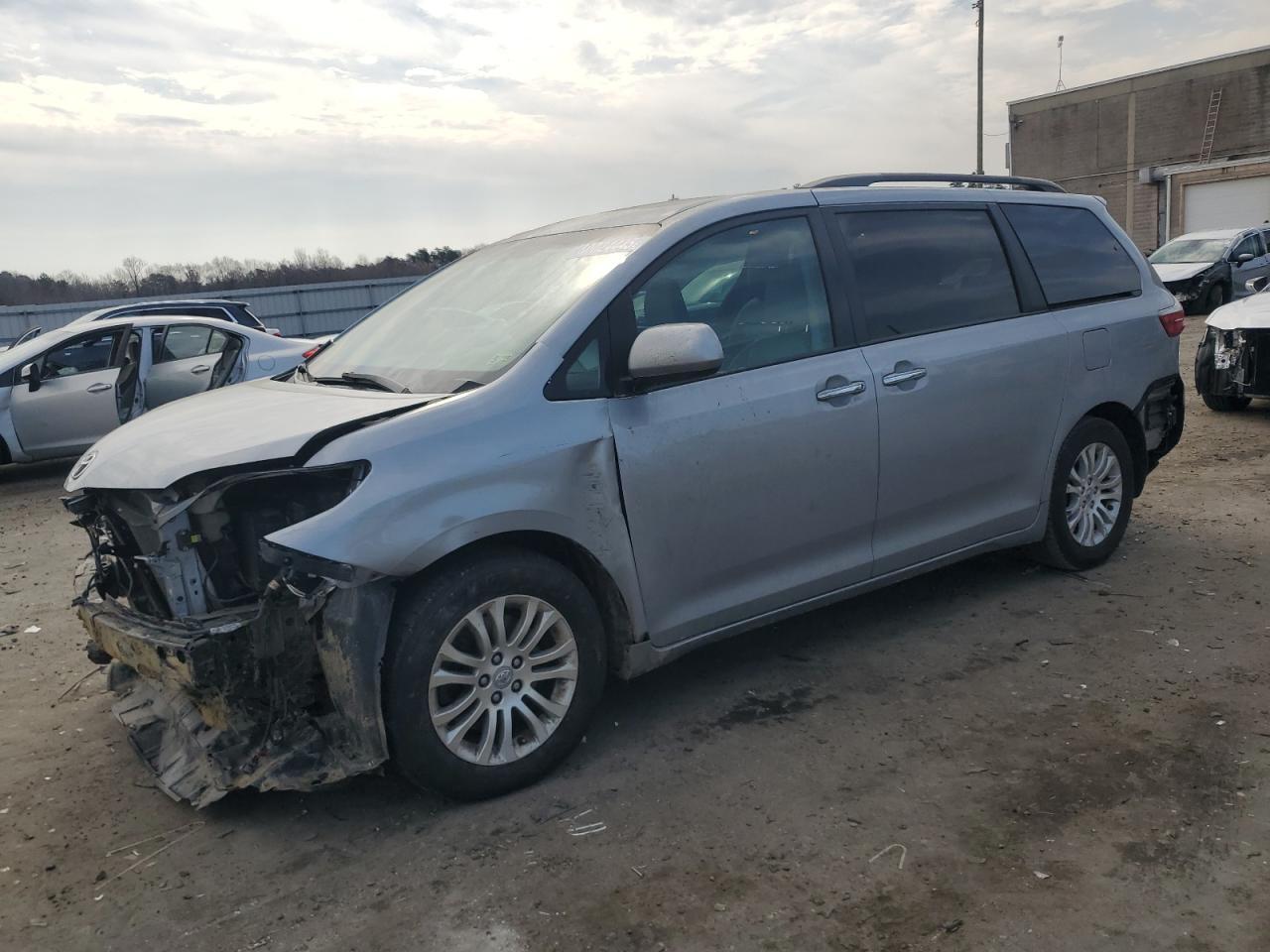 2017 TOYOTA SIENNA