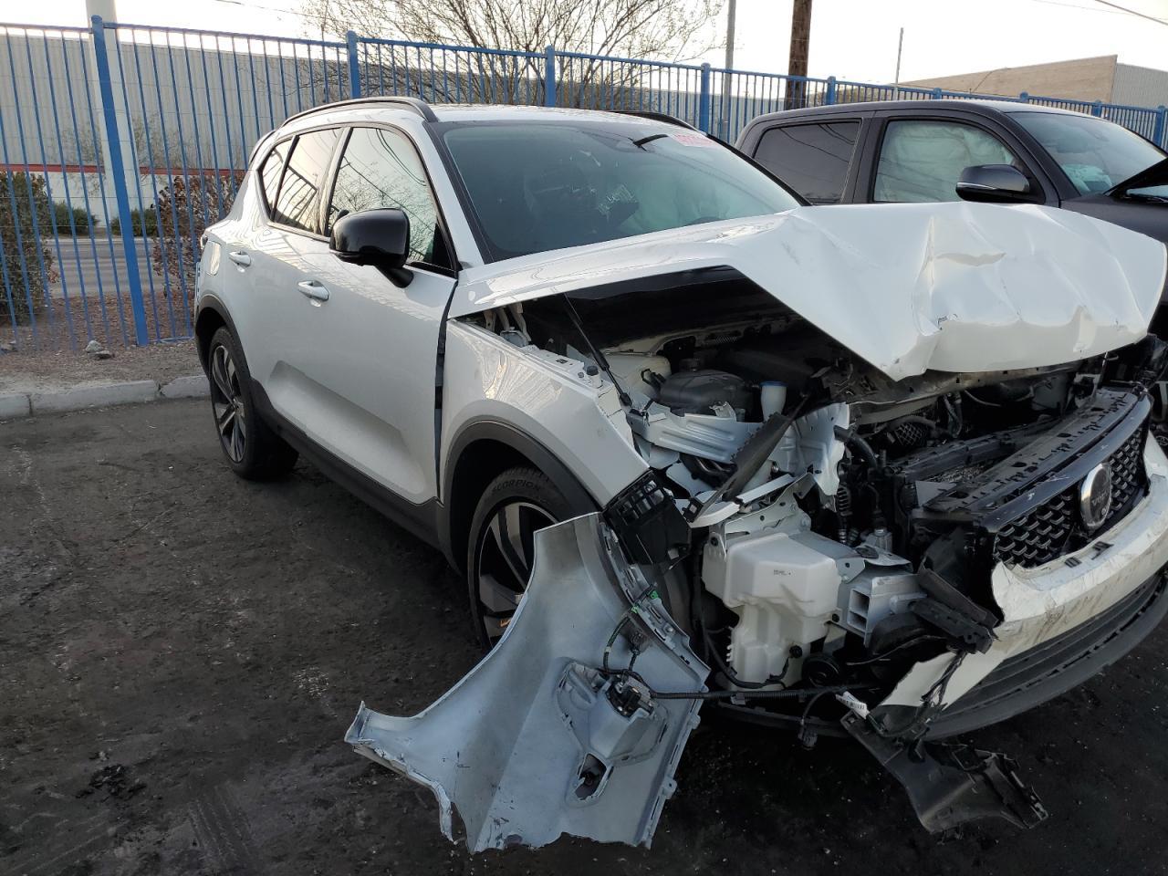 2024 VOLVO XC40