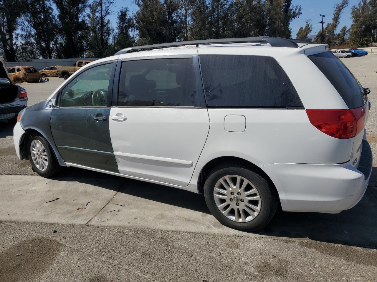 2010 TOYOTA SIENNA