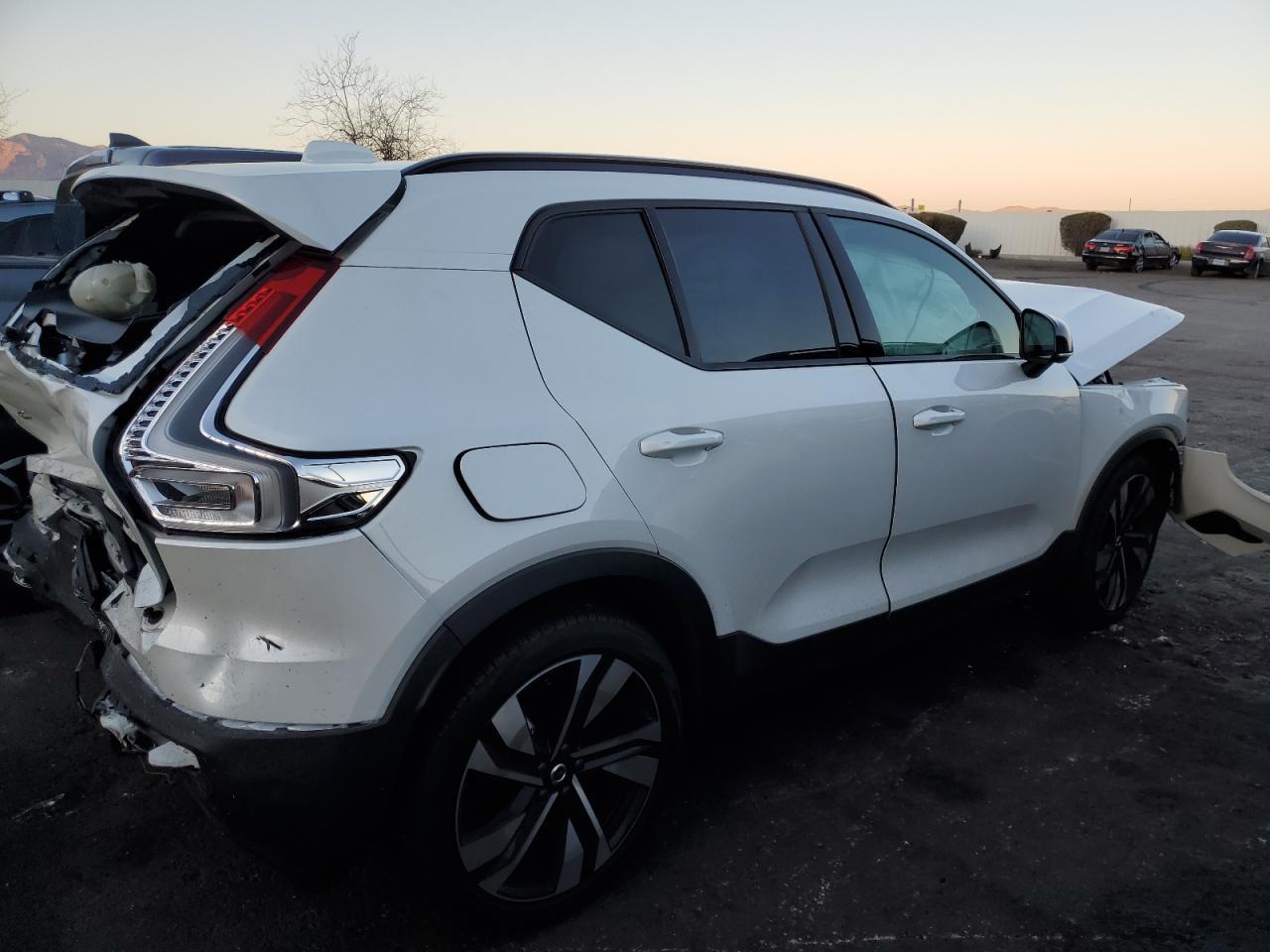2024 VOLVO XC40