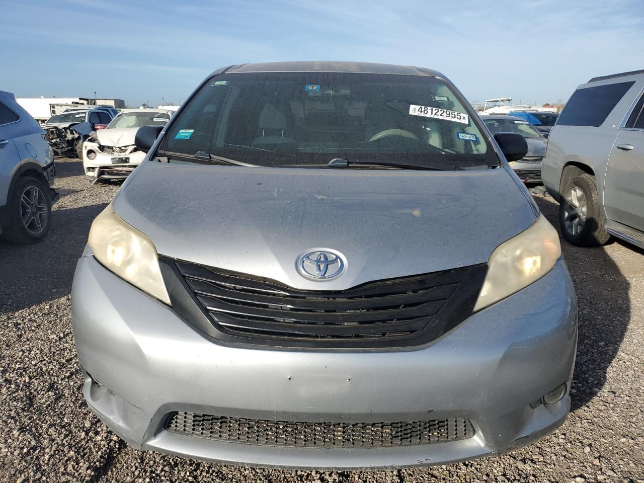 2011 TOYOTA SIENNA