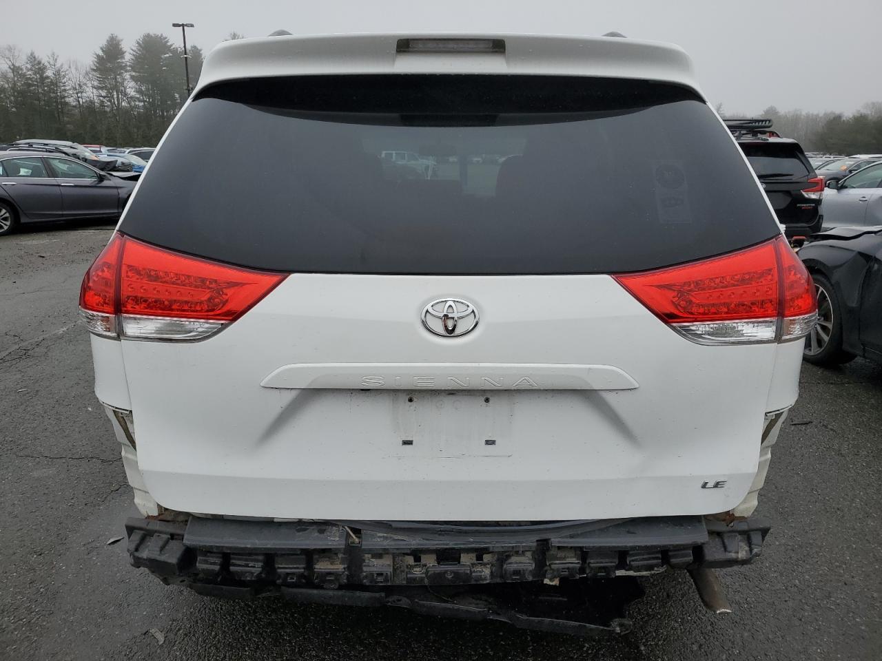 2011 TOYOTA SIENNA