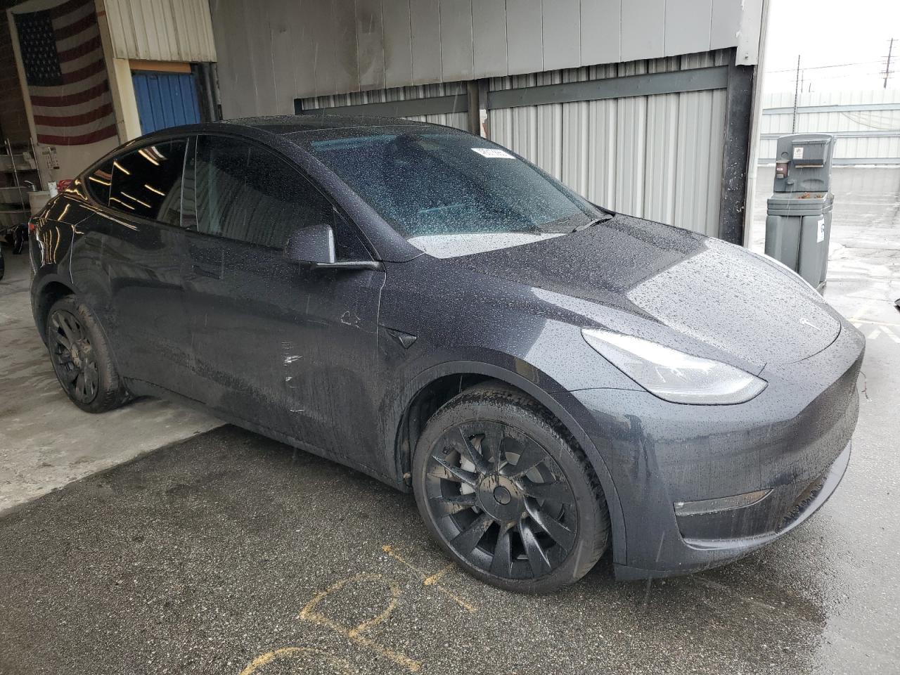 2025 TESLA MODEL Y