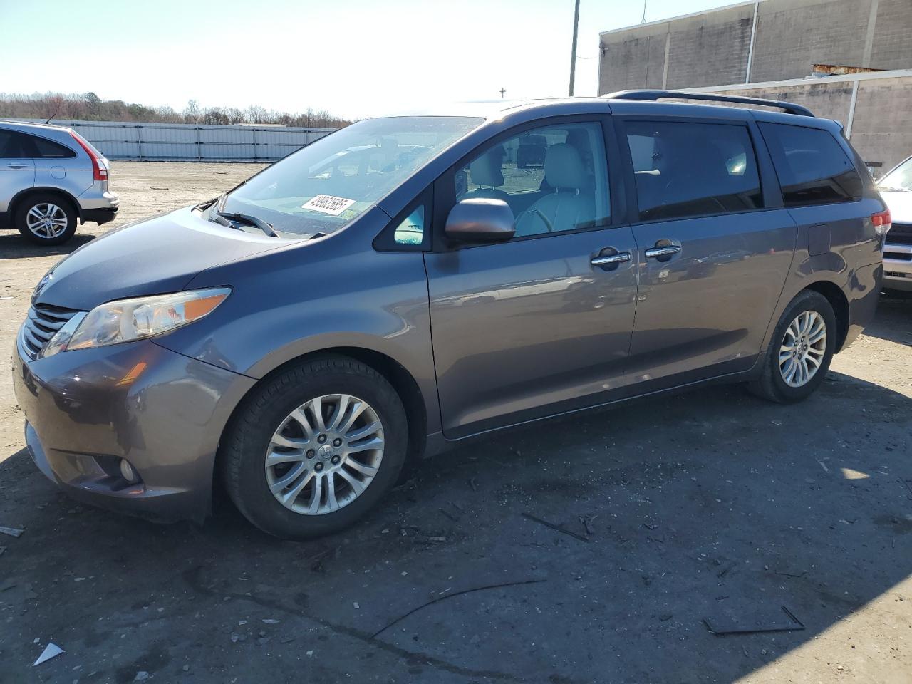 2011 TOYOTA SIENNA
