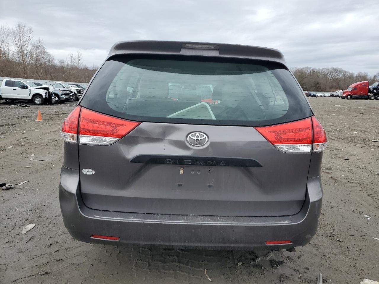 2011 TOYOTA SIENNA