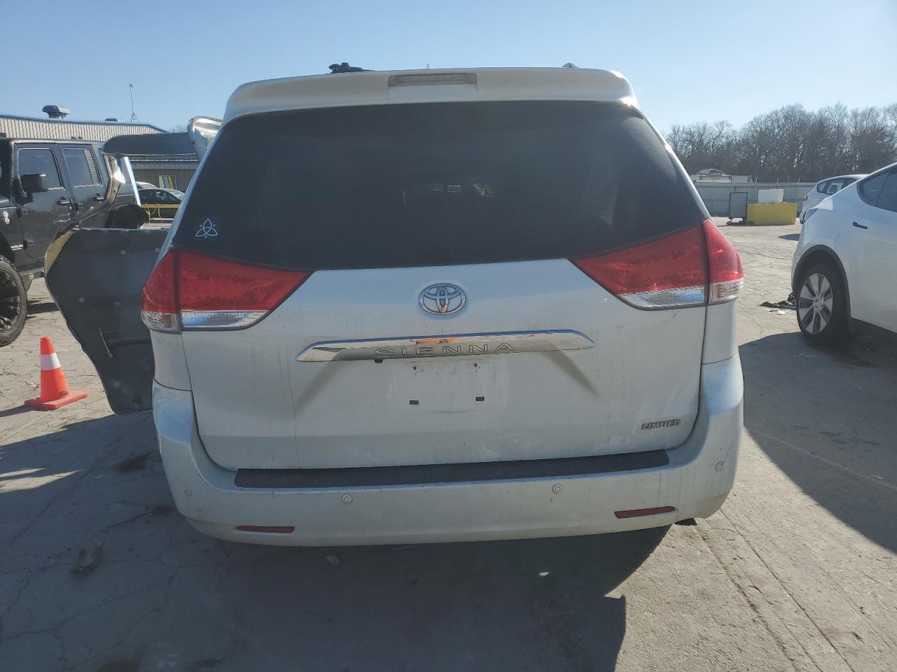 2012 TOYOTA SIENNA