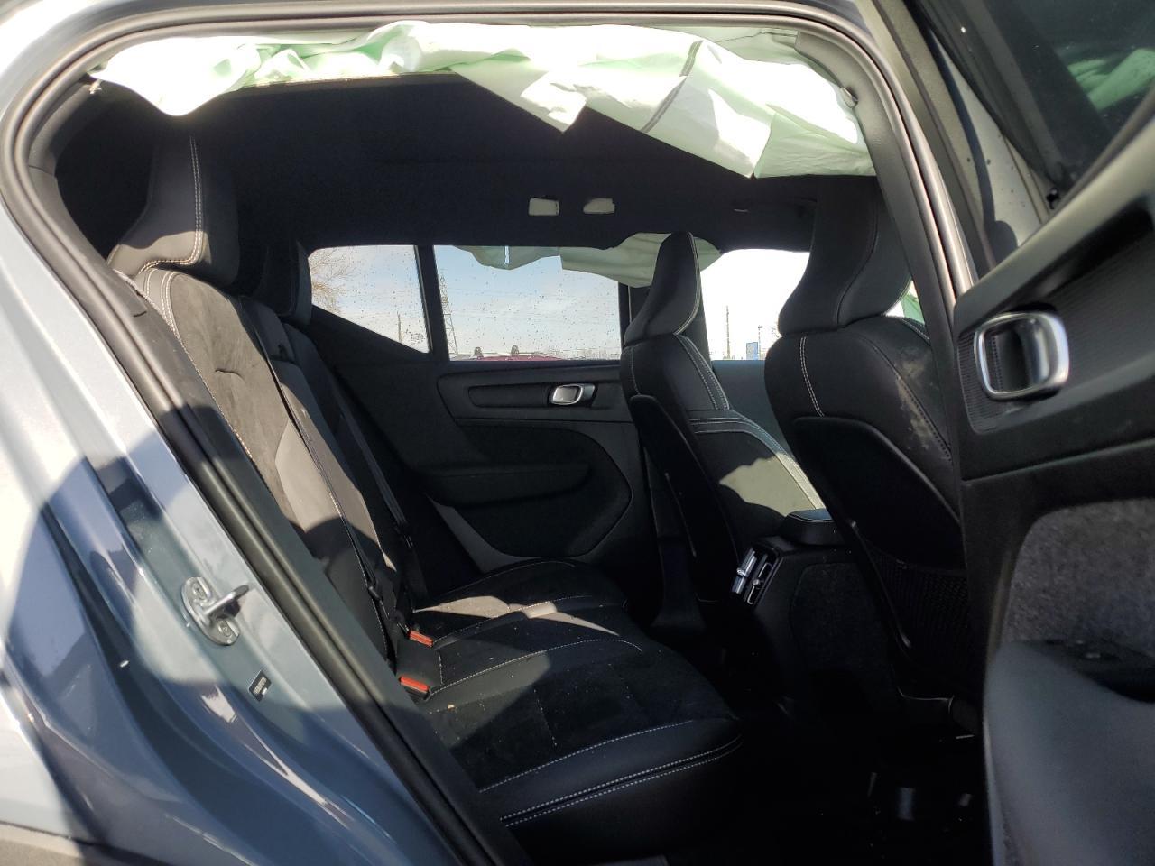 2023 VOLVO XC40
