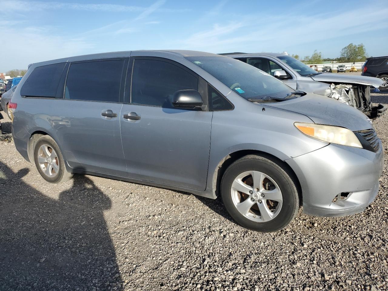 2011 TOYOTA SIENNA