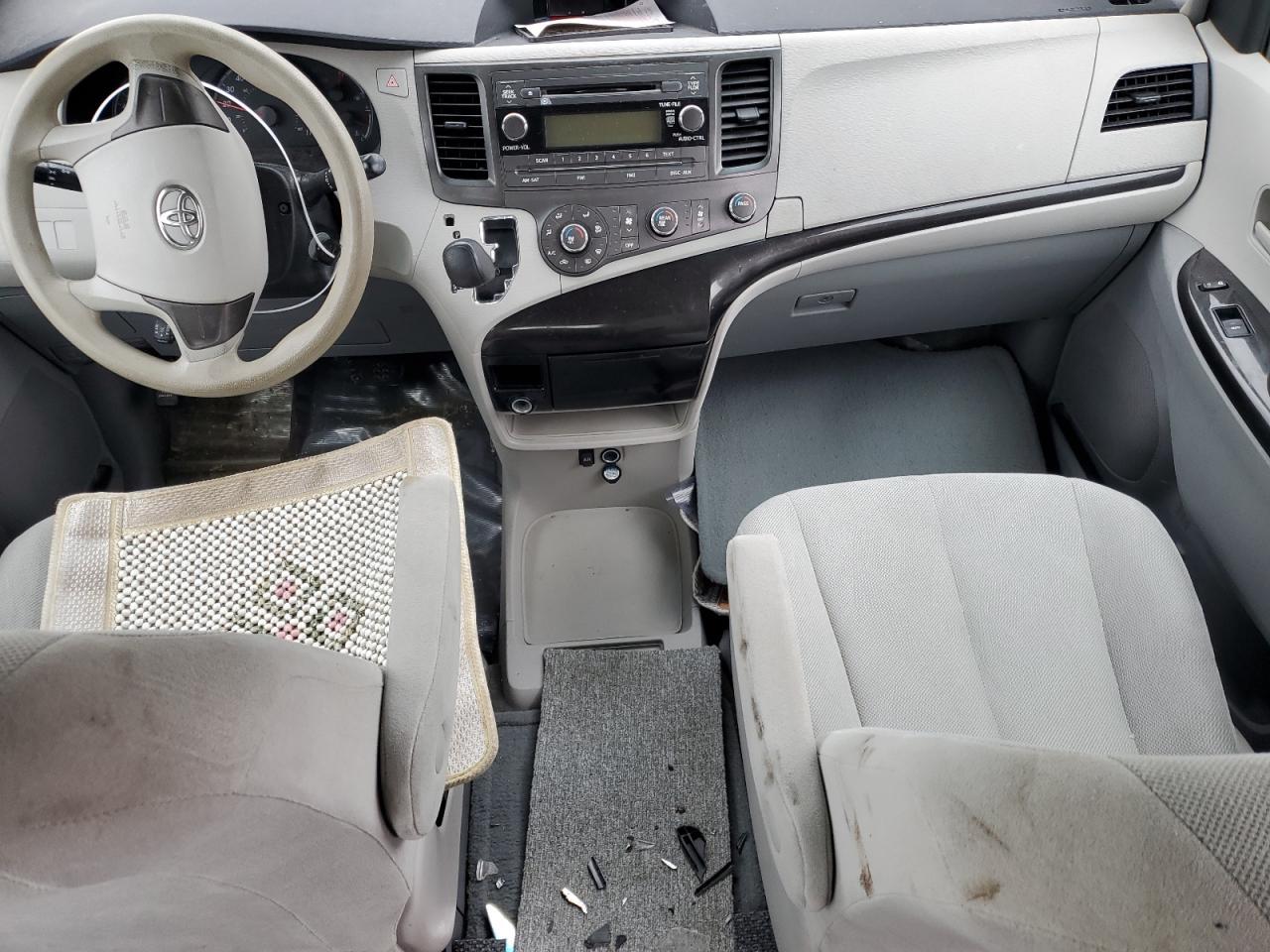 2011 TOYOTA SIENNA