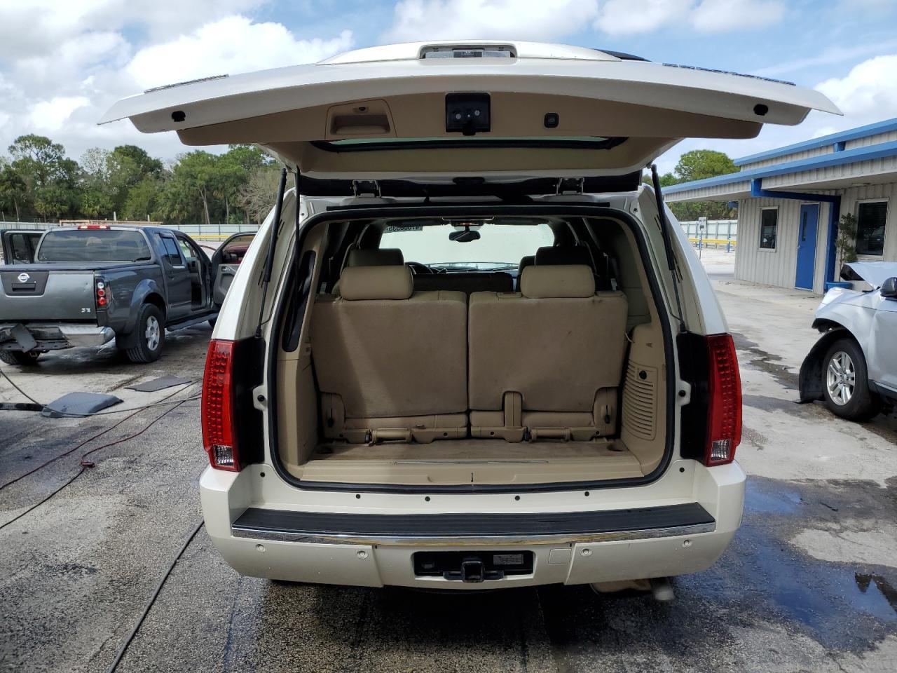 2010 CADILLAC ESCALADE