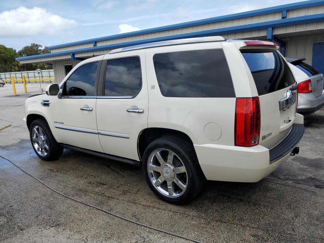 2010 CADILLAC ESCALADE