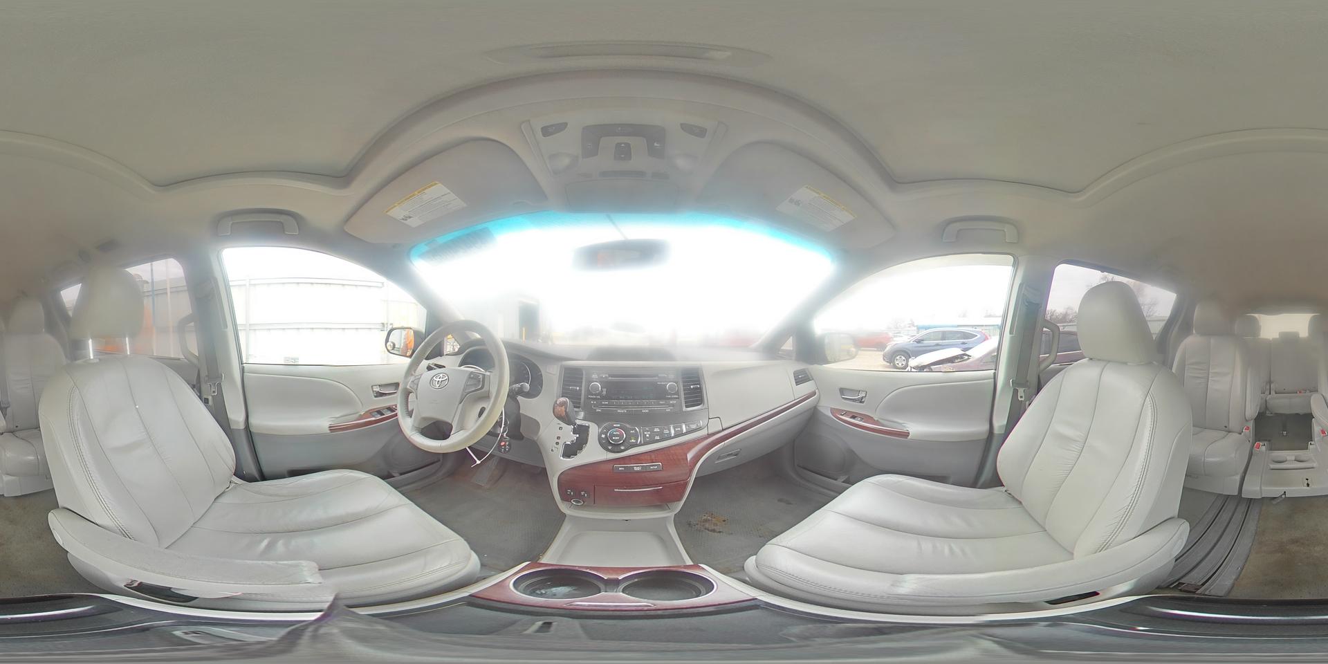 2011 TOYOTA SIENNA