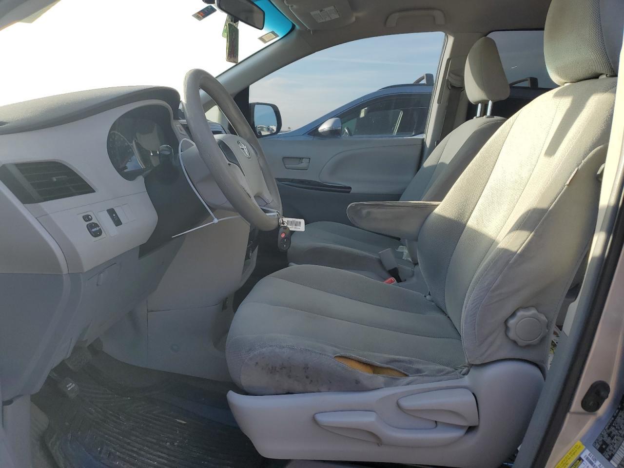 2011 TOYOTA SIENNA
