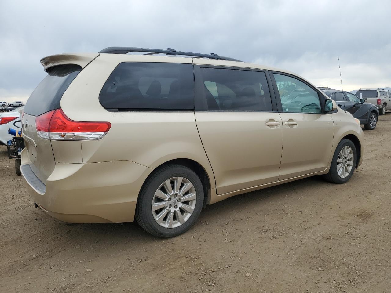 2011 TOYOTA SIENNA