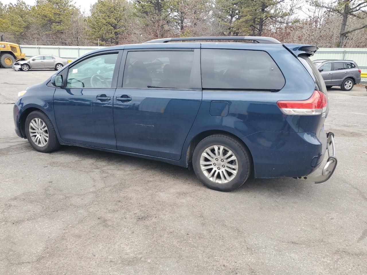 2011 TOYOTA SIENNA