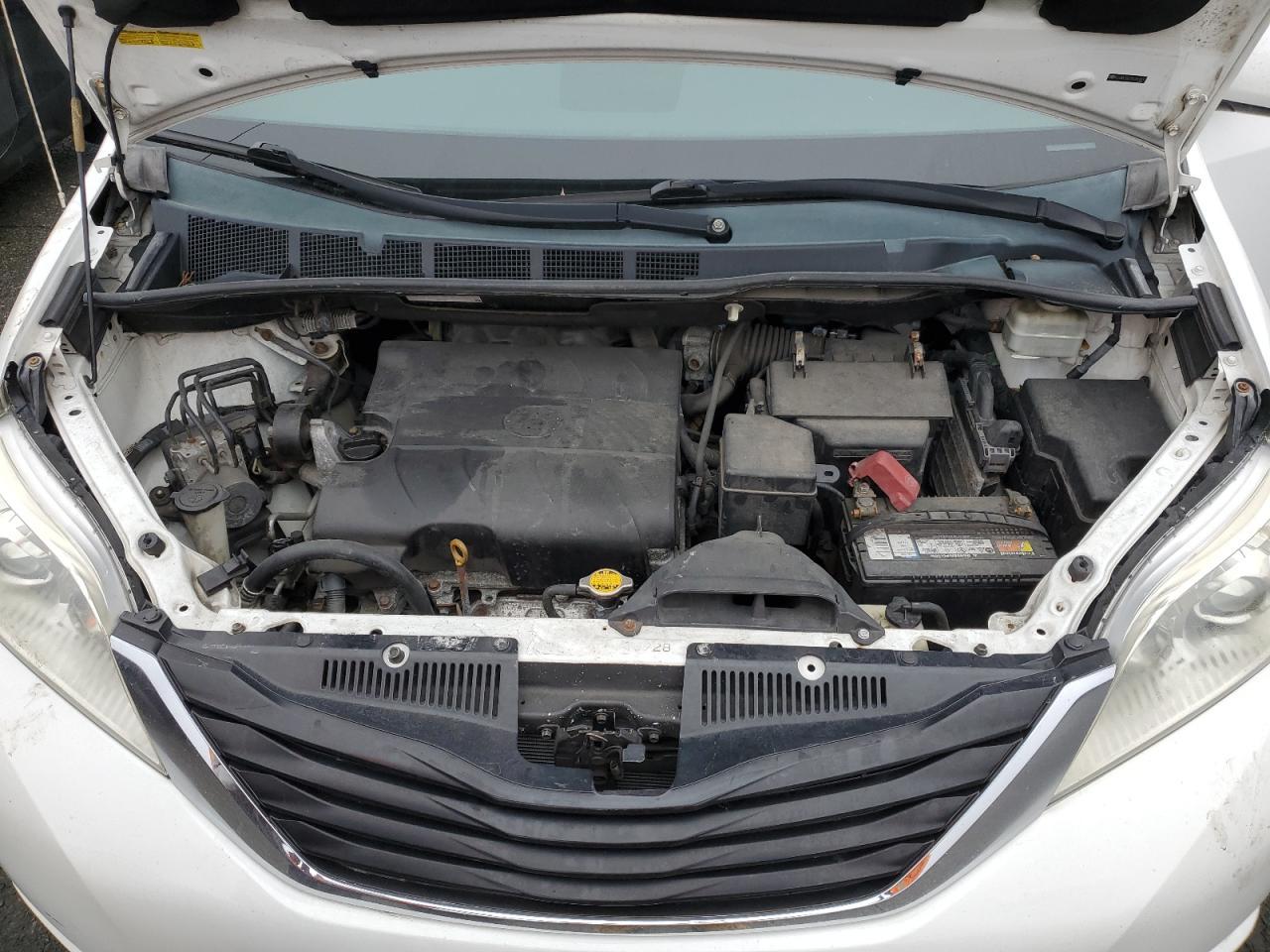 2011 TOYOTA SIENNA