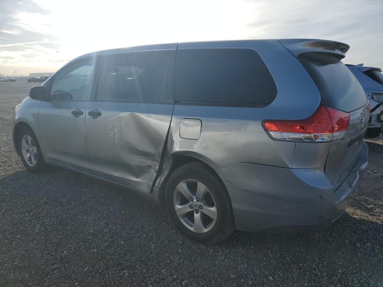 2011 TOYOTA SIENNA