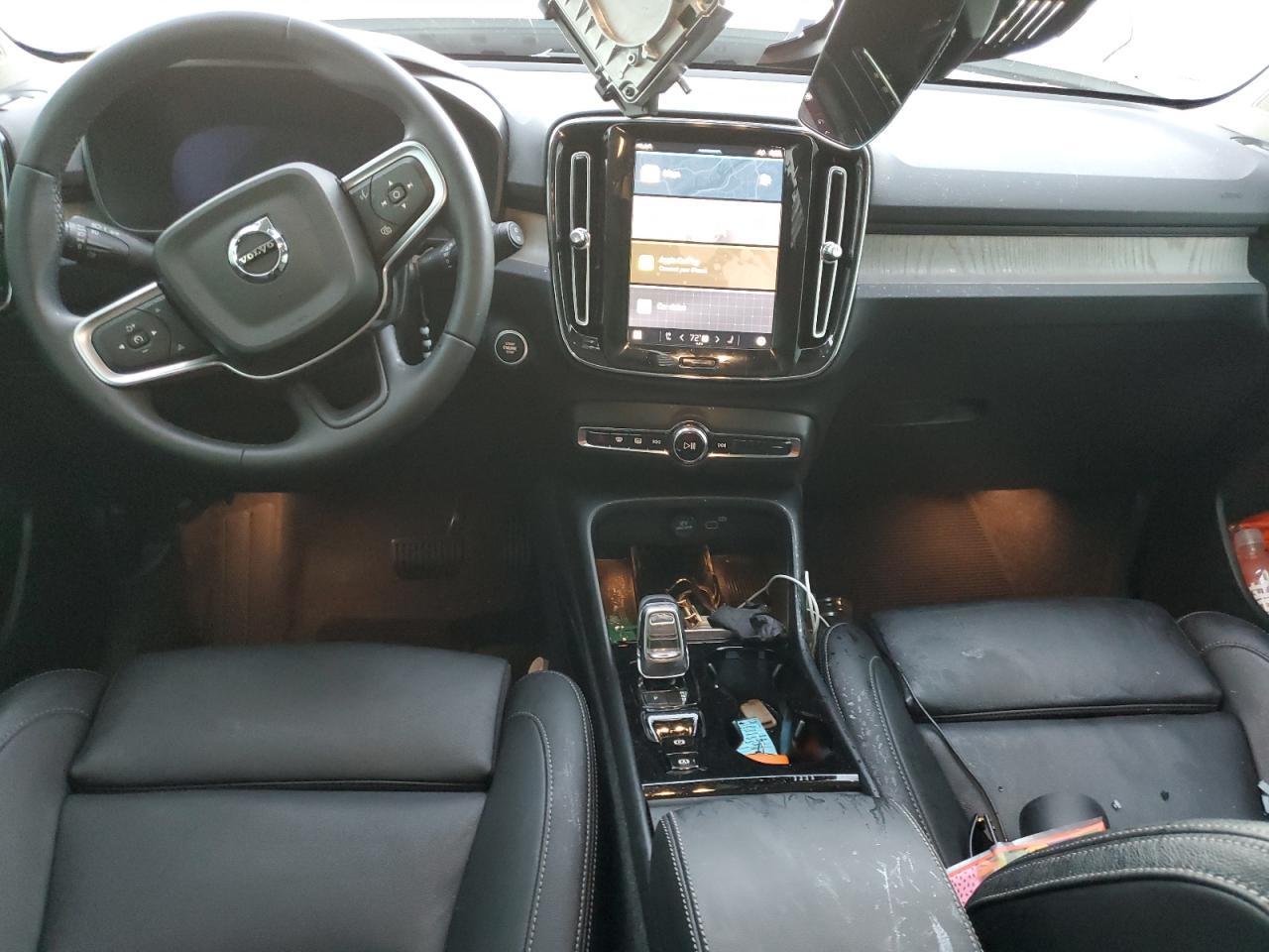 2024 VOLVO XC40