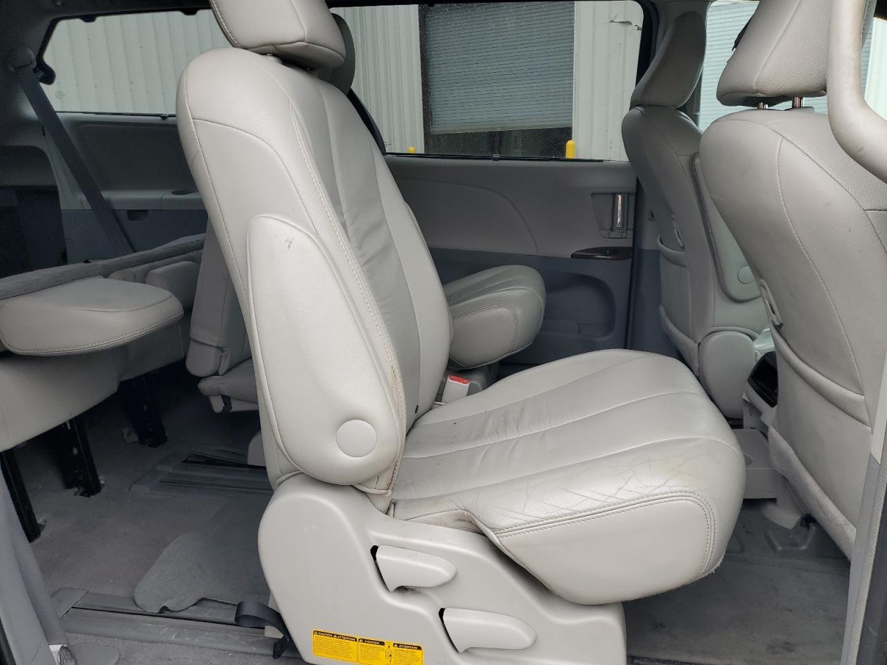 2011 TOYOTA SIENNA