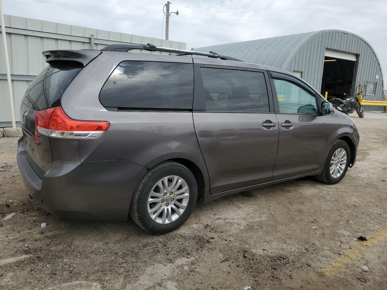 2011 TOYOTA SIENNA