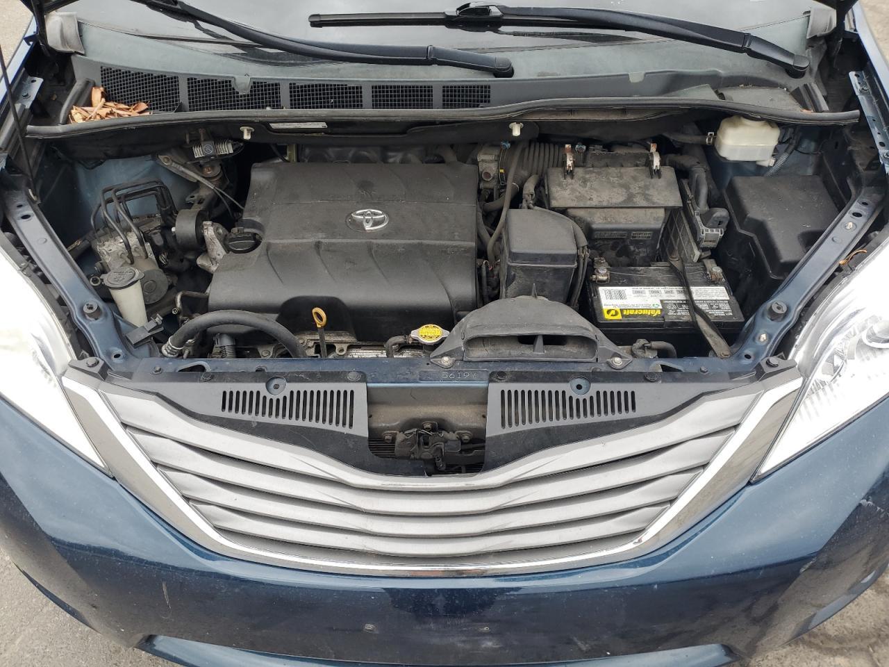 2011 TOYOTA SIENNA